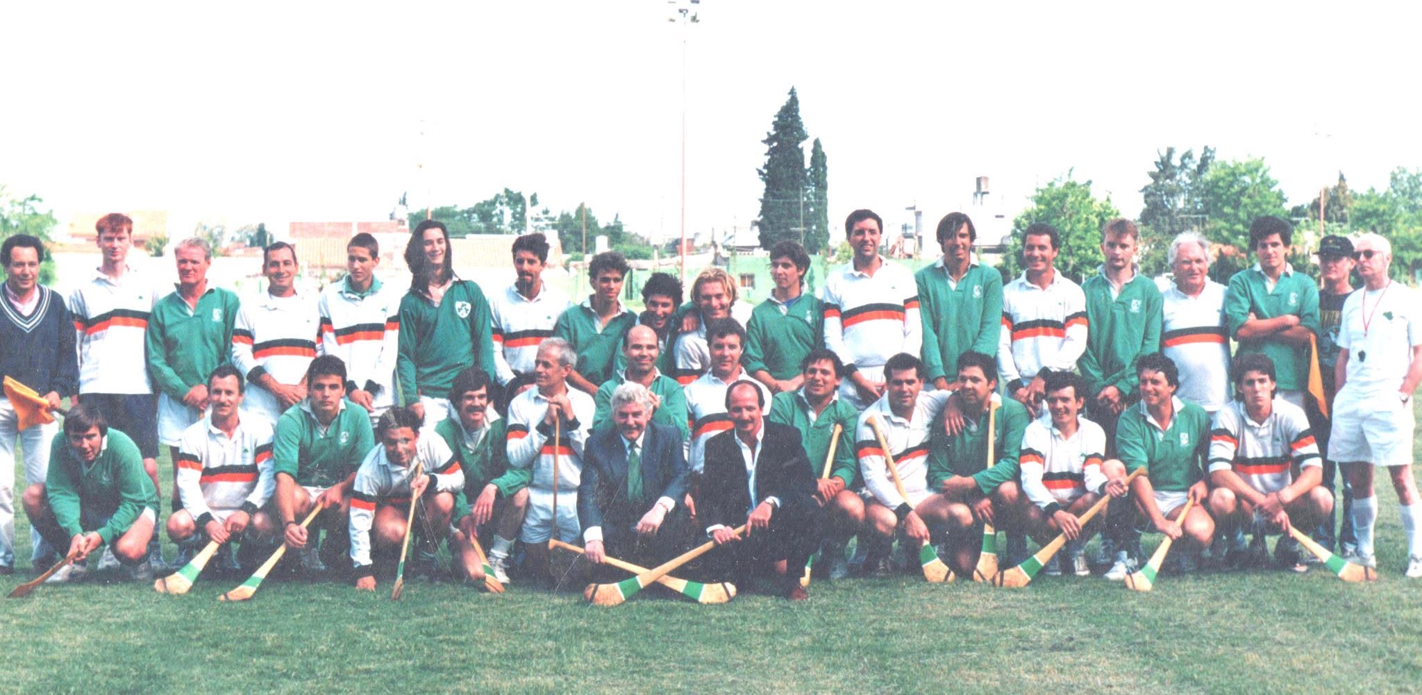 Un equipo del club posando en cancha, años atrás.
