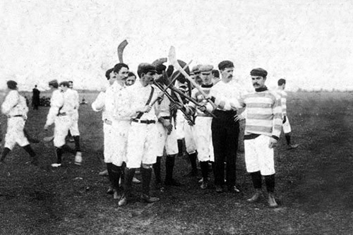 Plantel de hurling del club en sus primeras décadas, fotografía de archivo.
