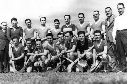 Un equipo de hurling de los primeros años en la Argentina.