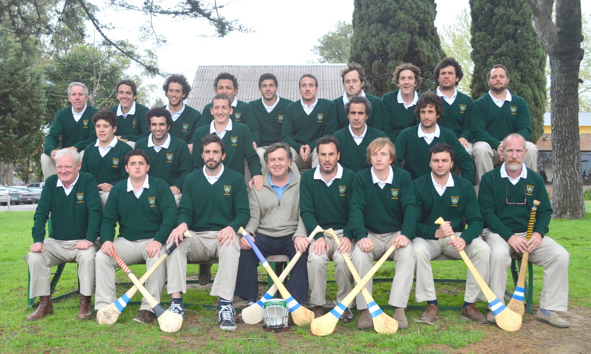 El plantel de hurling del Hurling Club, con los sweaters verdes y los palos cruzados.
