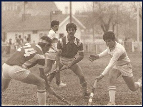 Dos jugadores de hurling en acción, fotografía de archivo en sepia.