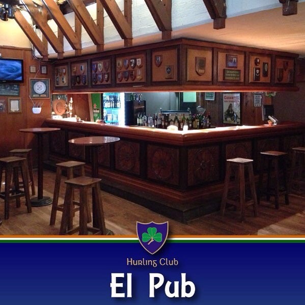 El Pub, el bar de madera del club, con los trofeos en la pared.
