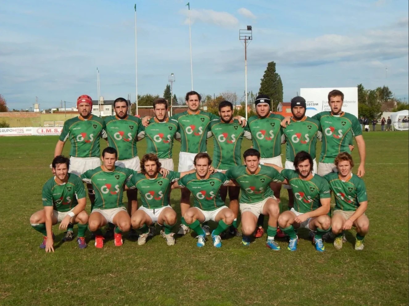 El plantel de rugby del Hurling Club que ascendió a Primera, posando en la cancha.