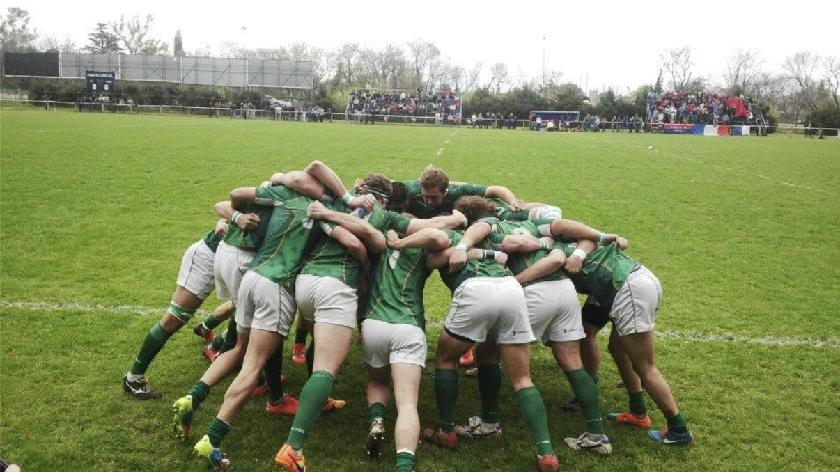 El plantel del Hurling Club en piña antes del partido, abrazados en el centro de la cancha.