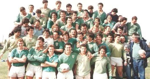 El plantel de rugby del Hurling Club posando en la cancha, fotografía de los años noventa.