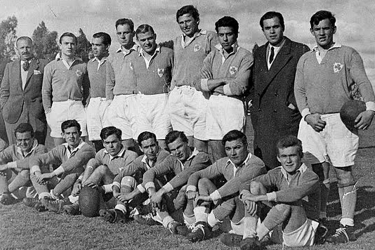 Plantel de rugby con la camiseta verde y el trébol, fotografía histórica.